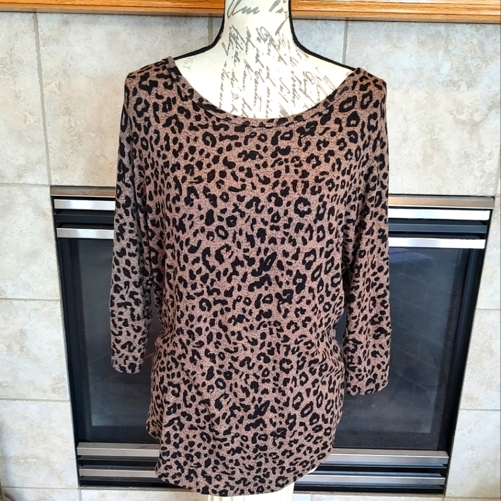 💥 3/$20 Market & Spruce Medium Petite Leopard Print Top!